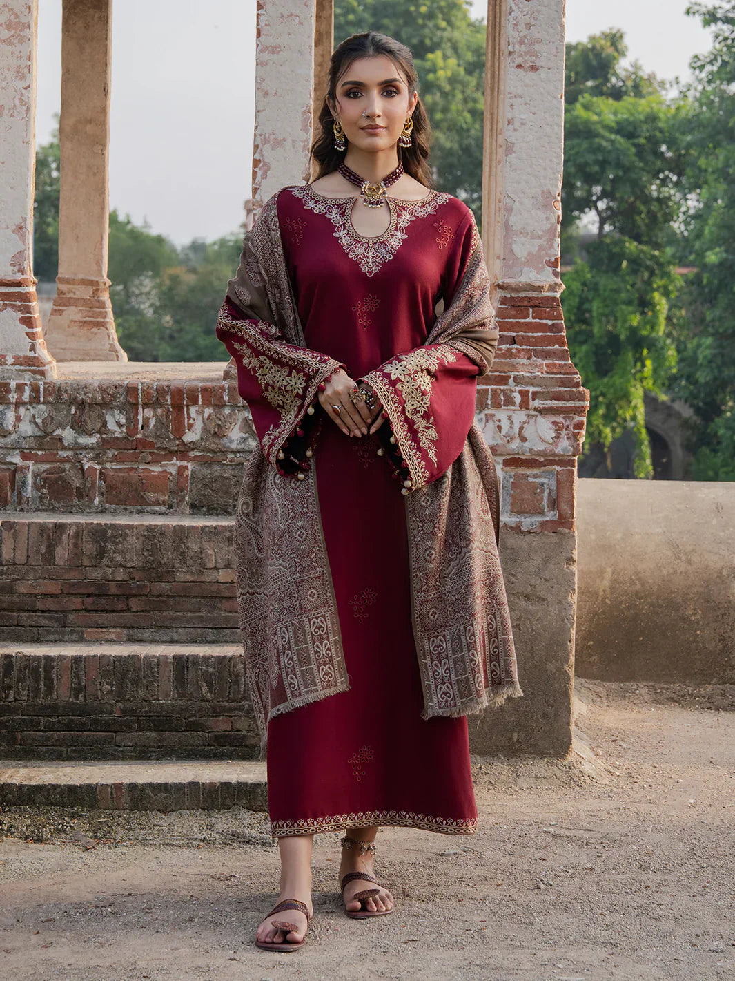 3 PC EMBROIDERED LAWN SUIT - BG851